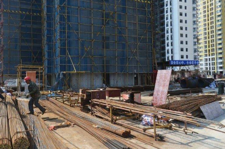建筑工程保险应该甲方买还是乙方买？两方各能买什么险种？